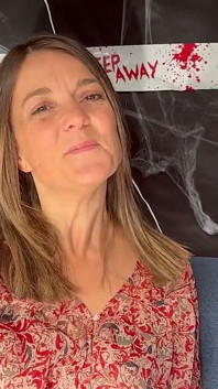Dulce O Perrito, ¡esta MILF Se Está Preparando Antes De Halloween!