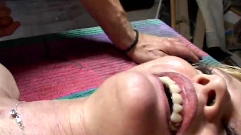 Real Home Made: Bella bionda in gangbang da scambisti