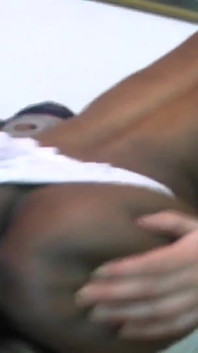 Домашній секс з моєю сусідкою по кімнаті неслухняною африканською тінкою з маленькими натуральними цицьками та темним волоссям, її пизду трахають