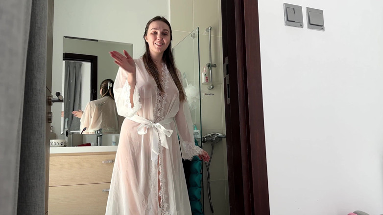 Alina Rai: Ibu tiri lagi bersih-bersih kamar mandi dengan gaun tebalnya. Pelan-pelan