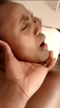 Teen ebony ošukaná zezadu