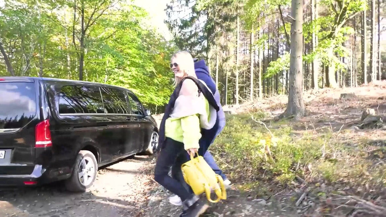 Deutschland Porno X: Duitse babe zuigt 2 jongens buiten totdat ze in haar mond...