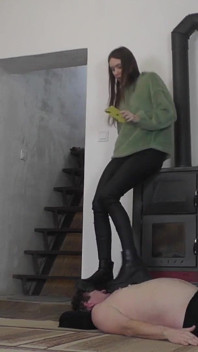 El esclavo bajo las botas de la dominatrix Cassy