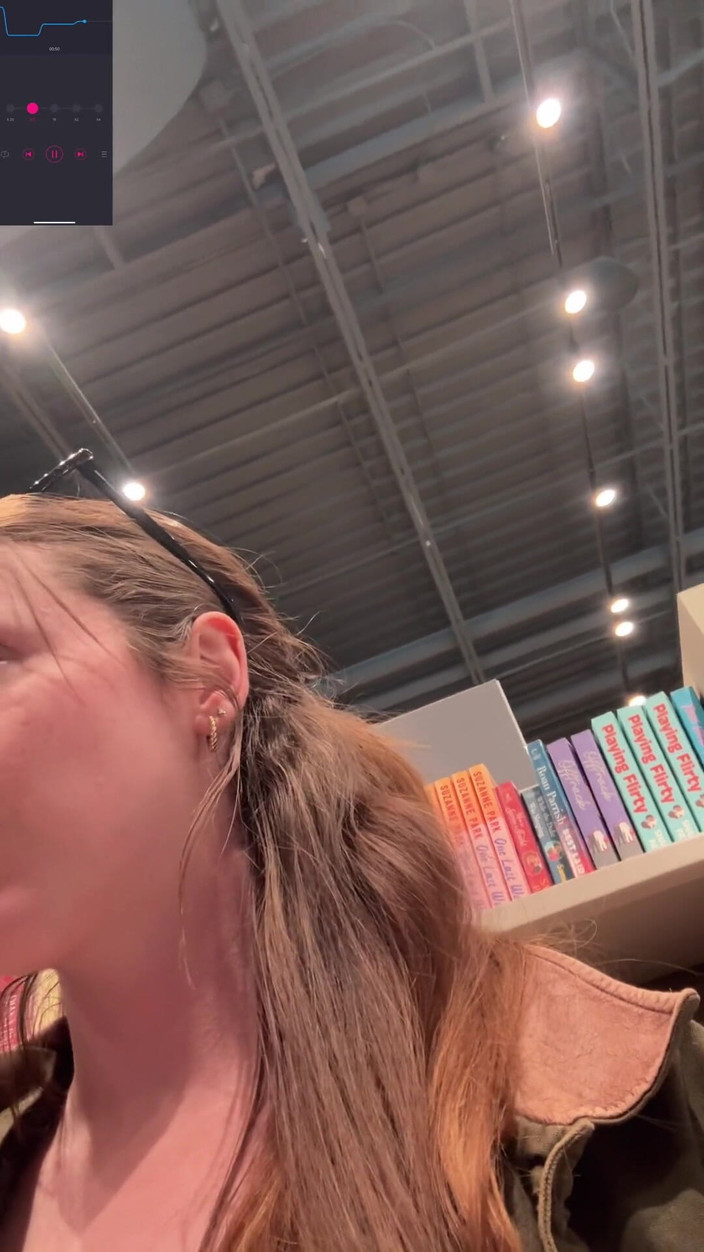 Nadia Foxx: Tratando de no correrse en la librería mientras busca a...