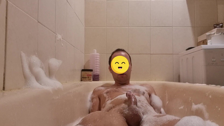 ShyCummerBoy: Ich necke meinen schwanz in einem schaumbad