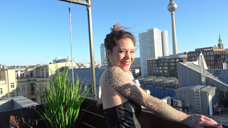 SnakeDave studio: Spontaner Blowjob Über Den Dächern Von Berlin