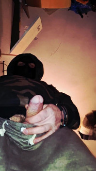 Человек В Маске Играет Со Своим Членом В Подвале