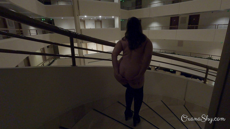 MILF Oxana: Přistižena nahá na hotelové chodbě