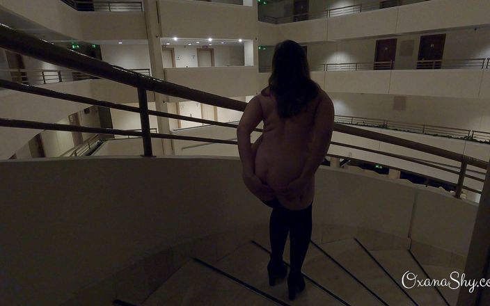 MILF Oxana: ホテルの廊下で裸で捕まえられる