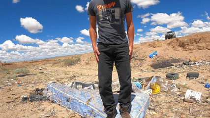 Lapetus: Serseri kıyafetler üçüncü kez sırılsıklam