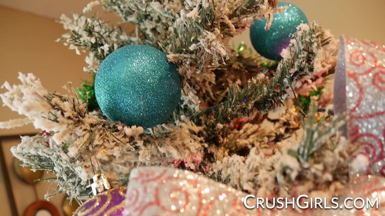 Crush Girls: Crush Girls - Big tit pornstar Jessa Rhodes deepthroats Santa Claus