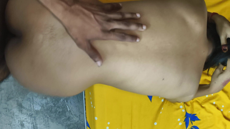 Nisha bhabhi ki chudai: बड़े स्तन और छोटी चूत वाली कुतिया कुर्सी और खिलौने के साथ चुदाई करती है