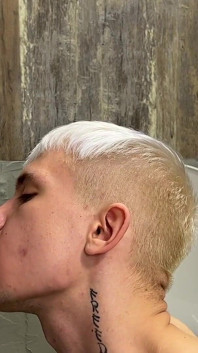 Młody, wytatuowany twink oddał się nieznajomym w kabinie toalety
