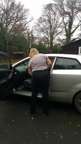 Julie Cunningham: Julie Cunningham parkeerplaats stript naaktheid buitenshuis