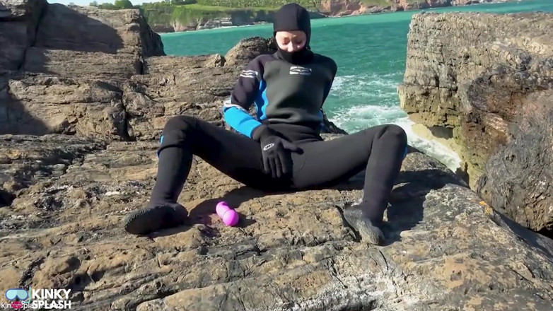 UKCuteGirl Lucy Lauren: Gioco di sborra con vibratore fetish in neoprene completo