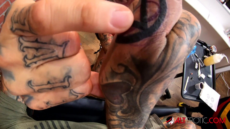 Alt Erotic: Tetona Evilyn Ink tatua Sascha y luego se la follan