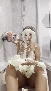 Torten zum gesicht nackt in der badewanne
