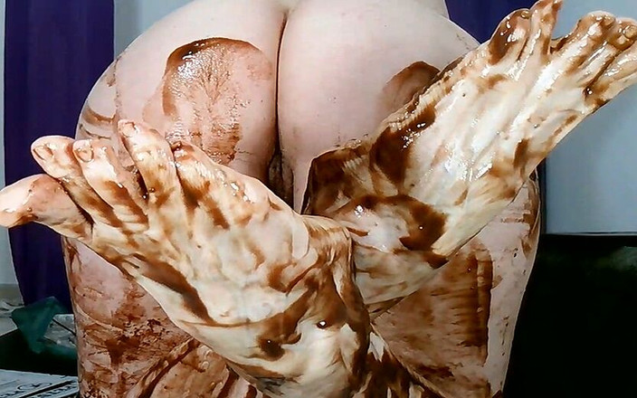 Brazilian_Miss: 발 페티쉬 - 초콜릿으로 발을 흔들다