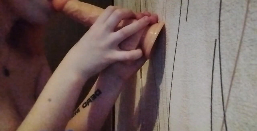 Miss_Kaprizzz19: Una ragazza timida sta succhiando un cazzo, ti piace il...