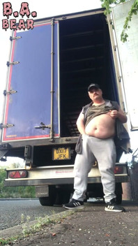 Un Gros Chauffeur De Camion Se Branle Dans La Nature