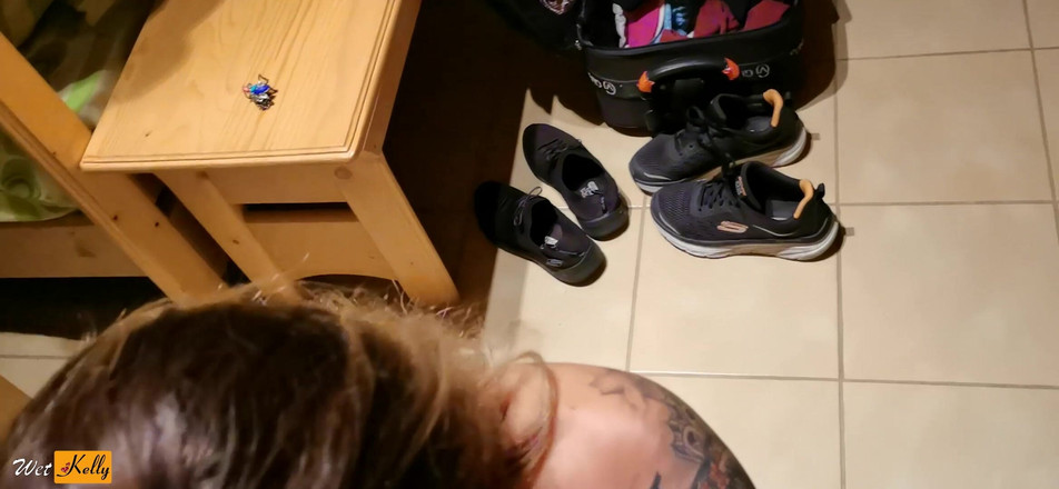 Wet Kelly: Nadržená MILF žadonící o šukání a vystříknutí