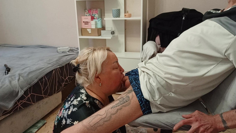 Zona901: La vicina fa un pompino per avere abbastanza sborra