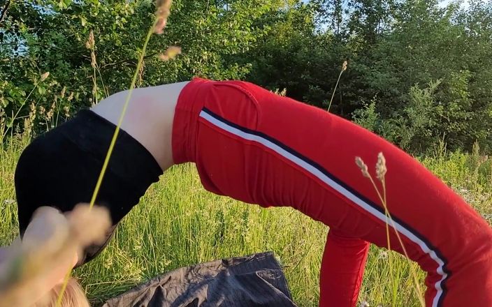Petite Teen: Ma copine voulait faire du yoga, mais je voulais la...