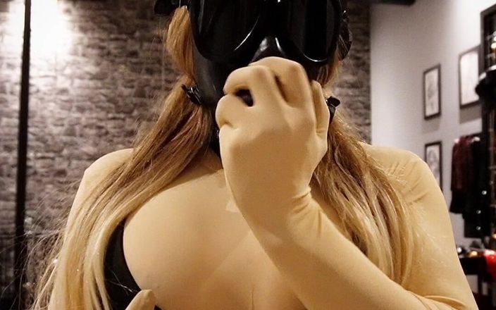 Hooded June: Ny knullmask