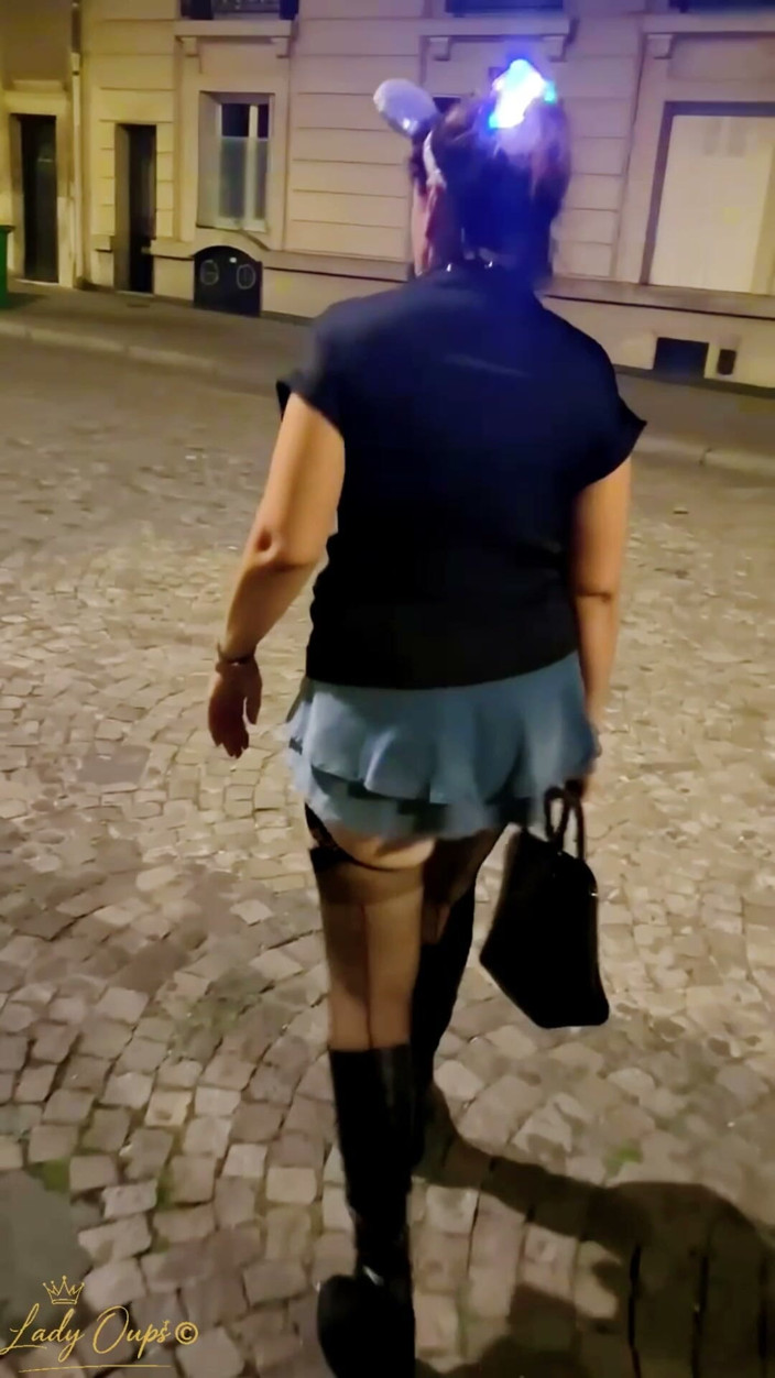 Lady Oups: Je Me Promène Dans Paris En Micro Jupe Avec Plug...