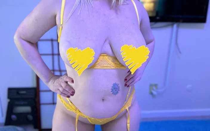 TabithaXXX: Žluté spodní prádlo s velkými prsy se vrtí a chvěje...