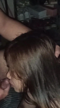 Tímida Pinay chupa o pau do namorado