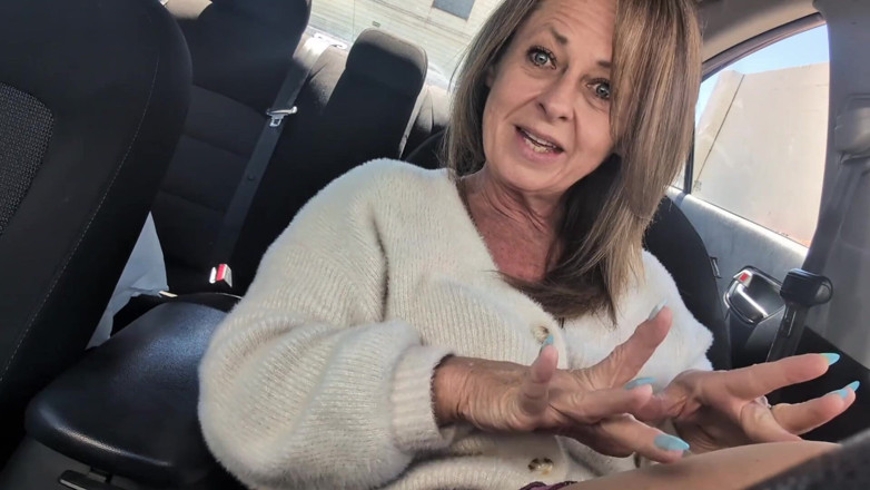 Little Linda: Kleine Linda maakt zich klaar voor een autodate in een...