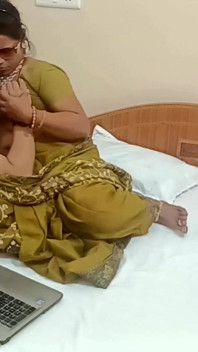 Mumbai Beauty Bhabhi Oglądanie i naciśnięcie cycków w Sari Młody przyjaciel widział i Hard Fast Romantyczny seks z creampie