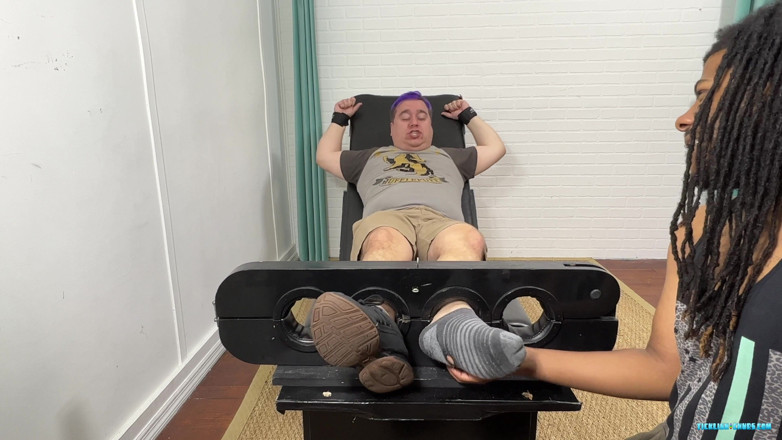Ticklish Chubs: J는 의자에 매트를 가져옵니다