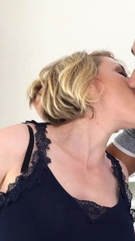 MILF Perancis Julie Holly dipancut dalam dubur oleh Mugur semasa suami di tempat kerja