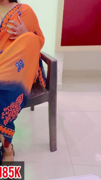 Seorang wanita yang menderita tanpa suaminya adalah memuaskan panas tubuhnya melalui panggilan video