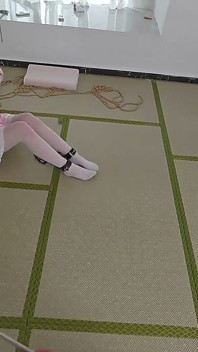 かわいい白いストッキングの彼女が拘束され、手錠をかけられ、全身をくすぐられている