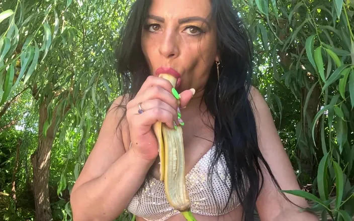 MilfyCalla: I Love Big Bananas, They Fill My Mouth.