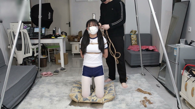 Asian bondage: The Girlfriend in White Stockings Was Tied to an Iron...