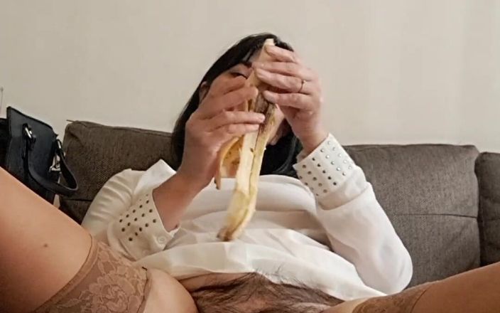 Mommy big hairy pussy: Une belle-mère se fait baiser par une banane