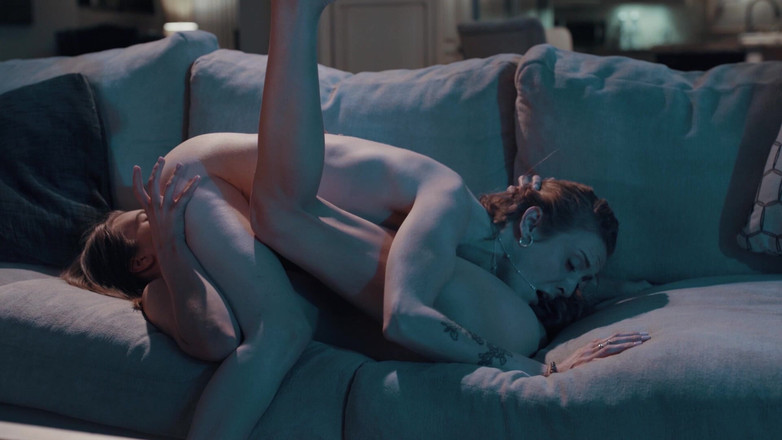 SweetheartVideo: Lezbiyen üvey kız kardeşini yalıyor