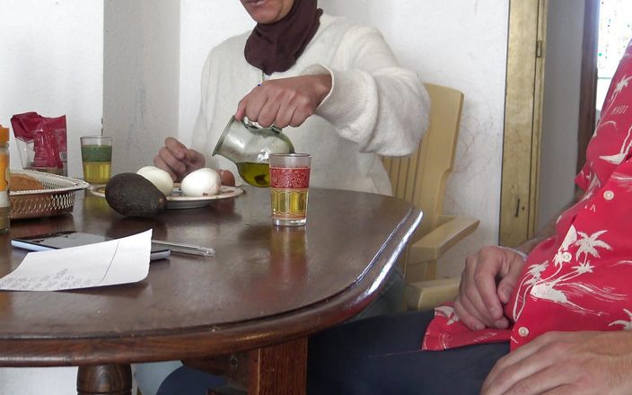Souzan Halabi: Müslüman üvey annem kahvaltıda büyük yarağımı teşhir ettikten sonra boşalıyor!!