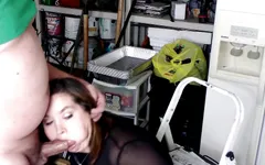 Sexy bbw scopata in faccia in un garage