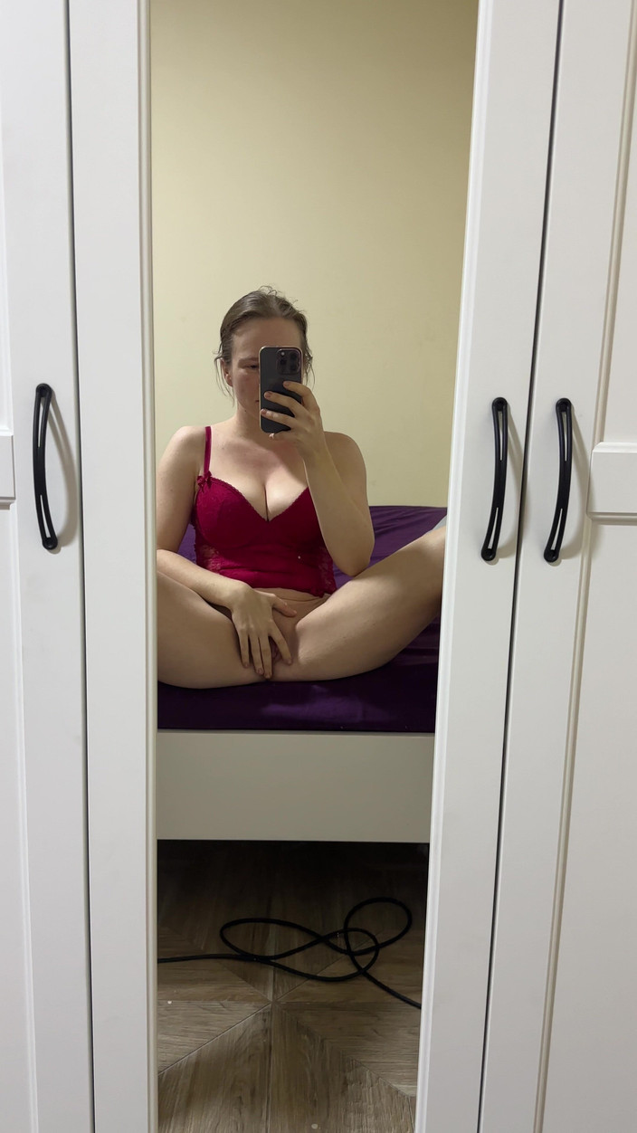 SweetLucy96: 豊満なブロンドの女性が指でいじる