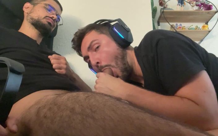 Nenes gaymers: Chico chupando gran polla gorda corrida