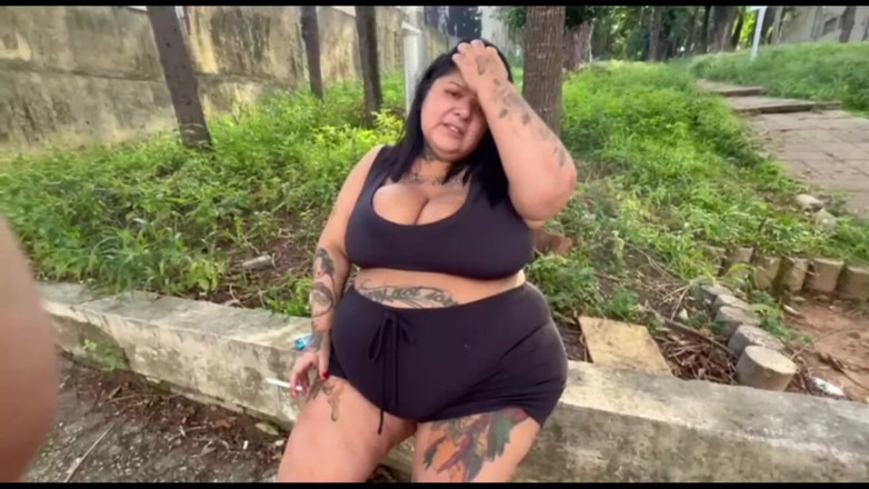 Mary Jhuana: BBW女神在公共场合抽烟