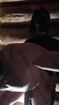Donker vastpinnen op de trap met een roze dildo