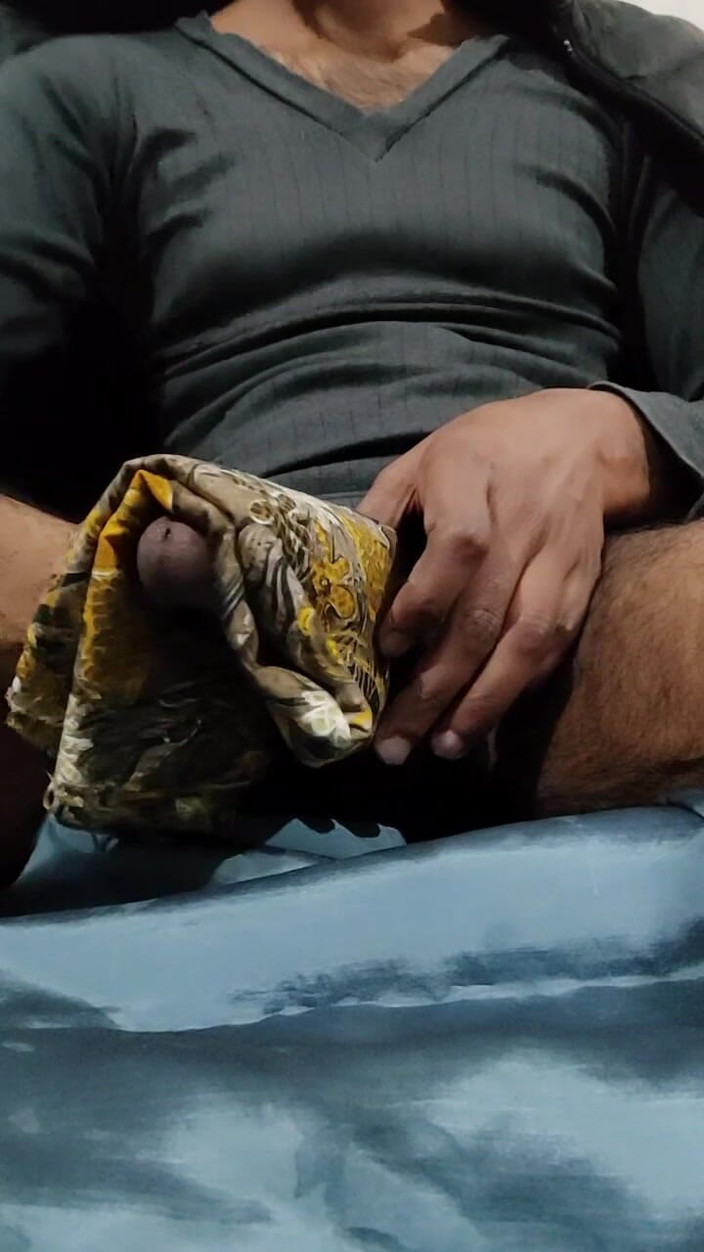 Satin And Silky: Saten ipek mastürbasyon pornosu - üvey kız kardeşinin sarı baskılı saten ipeksi şalvarıyla...