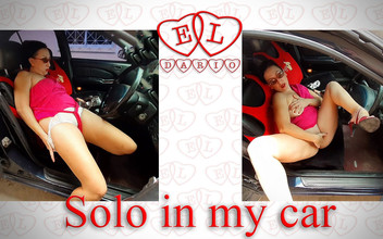 Regina Noir: Seorang wanita melancap di dalam kereta di tempat letak kereta,...