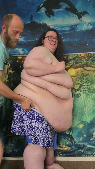 SSBBWLadyBrads: SSBBW Gets Help Fitting Into Tight Swimming Costume